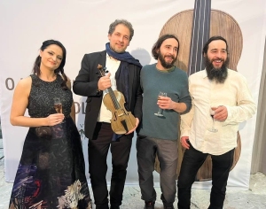 Mojster Daniel Musek, solistka Lana in brata Kutin ,                                   naključna najditelja debla jelk v Čadrgu na Tolminskem