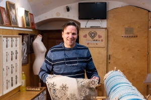 Trgovina in galerija čipke Mojca,                                 Jernej Jemc