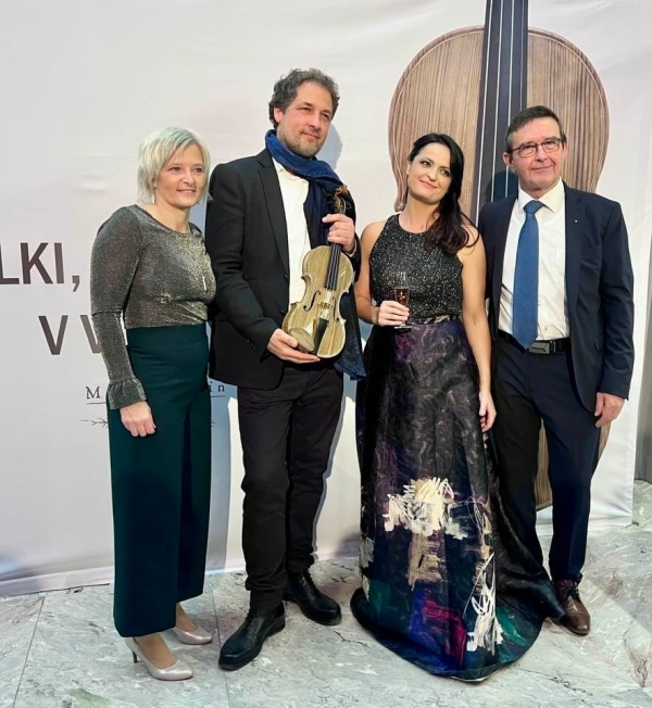 Naša članica Katjuša Koprivnikar z možem, predsednikom                           Lions kluba ŠKL, Boris Koprivnik,                                                                                mojstrom Daniel Musek in solistka, Lana