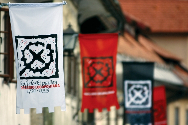 Identiteta - pasijonske zastave.                                                                                                     Celostna podoba: Studio Miklavc – Škofjeloški pasijon